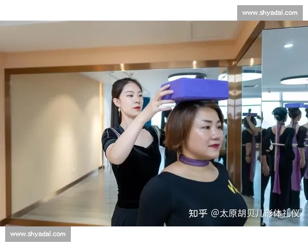 毕业季逆袭！邪修歪招 30 天矫正体态，求职照秒变气质大片